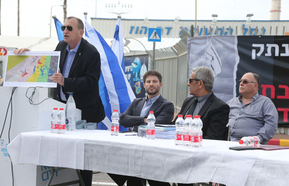 מסיבת העיתונאים בשדה דב. מימין: אבי בניהו, מאיר יצחק הלוי, בצלאל סמוטריץ' ורון חולדאי מסיבת העיתונאים בשדה דב. מימין: אבי בניהו, מאיר יצחק הלוי, בצלאל סמוטריץ' ורון חולדאי