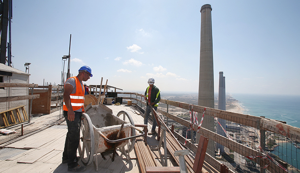 עובדי חברת החשמל בניית ארובה רביעית ב אתר רבין חברת חשמל חדרה, צילום: אלעד גרשגורן