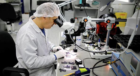 עובד ב מעבדה של חברת מלאנוקס ב יקנעם, צילום: רויטרס