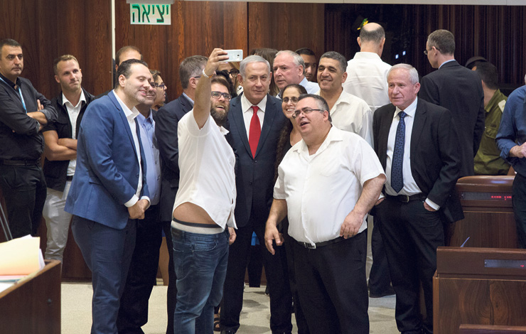ראש הממשלה נתניהו (במרכז) עם ח"כים מהליכוד, אחרי אישור חוק הלאום, יולי. "חלק מהדברים שנעשים בידי מנהיגי המדינה לא לוקחים בחשבון את הרגשות של יהודי העולם, וזה קשה" ראש הממשלה נתניהו (במרכז) עם ח"כים מהליכוד, אחרי אישור חוק הלאום, יולי. "חלק מהדברים שנעשים בידי מנהיגי המדינה לא לוקחים בחשבון את הרגשות של יהודי העולם, וזה קשה"