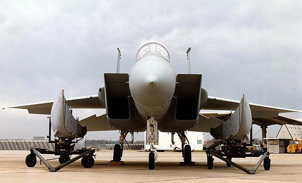 מיכלים צורניים משני צדי מטוס F15, לפני חיבורם מיכלים צורניים משני צדי מטוס F15, לפני חיבורם