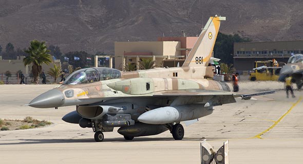 מטוס F16i של חיל האוויר הישראלי. שימו לב למיכלים הצורניים שמעל לכנפיים מטוס F16i של חיל האוויר הישראלי. שימו לב למיכלים הצורניים שמעל לכנפיים