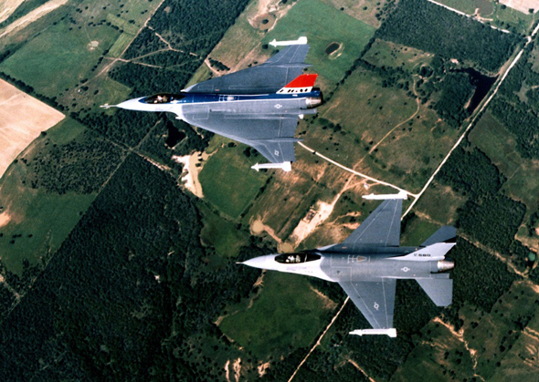 מטוס F16 סטנדרטי, ומעליו מטוס מדגם XL מטוס F16 סטנדרטי, ומעליו מטוס מדגם XL