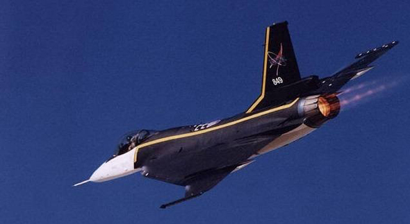 ה-F16XL במבער אחורי פתוח. הצבא העדיף כלי עם שני מנועים ה-F16XL במבער אחורי פתוח. הצבא העדיף כלי עם שני מנועים