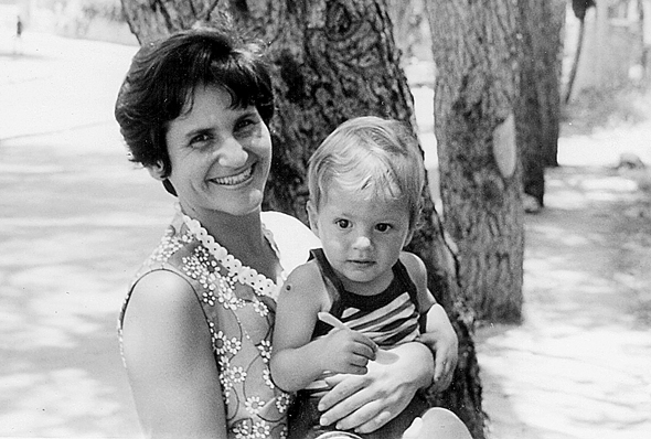 1970. שויד בן השנתיים עם אמו אסתר, בירושלים