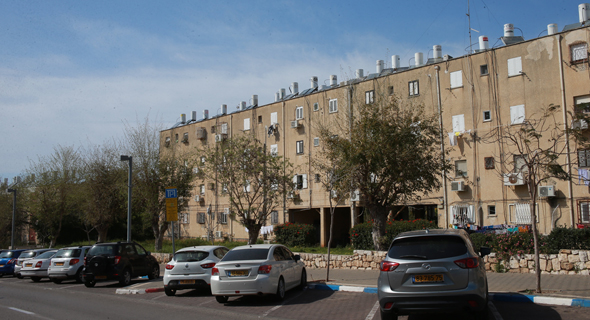 בניין המיועד לפינוי-בינוי. פוטנציאל לעשרות אלפי דירות באזורי הביקוש בניין המיועד לפינוי-בינוי. פוטנציאל לעשרות אלפי דירות באזורי הביקוש