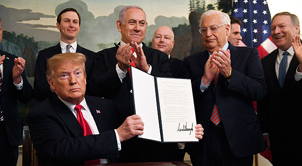 טראמפ חתם על ההכרה בריבונות ישראל בגולן טראמפ חתם על ההכרה בריבונות ישראל בגולן