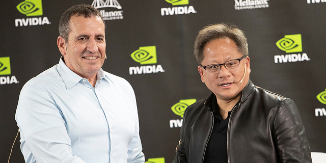Eyal Waldman, founder and CEO of Mellanox shakes hands with Jensen Huang (right), founder and CEO of NVIDIA. Photo: Gil Nehushtan