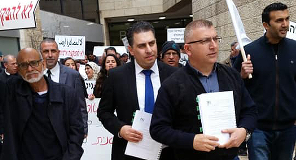 מימין: סוהיל מלחם ראש העיר ג'דיידה ומאחוריו עו"ד קייס נאסר מימין: סוהיל מלחם ראש העיר ג'דיידה ומאחוריו עו"ד קייס נאסר