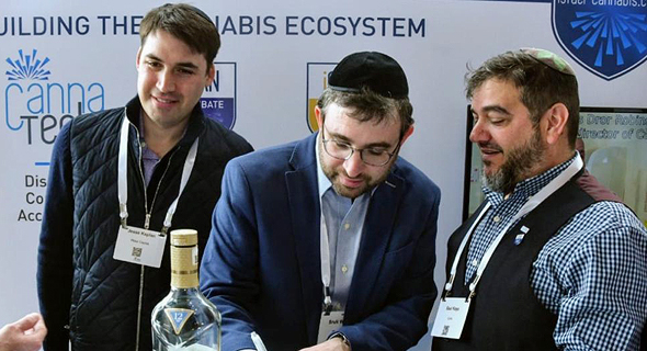 מימין שאול סול קיי, שרולי ווינברג מפלאזה קפיטל וג'סי קפלן מפלאזה קפיטל מימין שאול סול קיי, שרולי ווינברג מפלאזה קפיטל וג'סי קפלן מפלאזה קפיטל