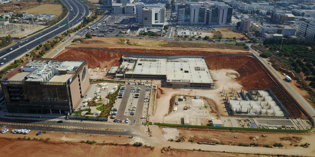 אמדוקס מהמרת על הקרקע שהבריחה את טבע וקומברס