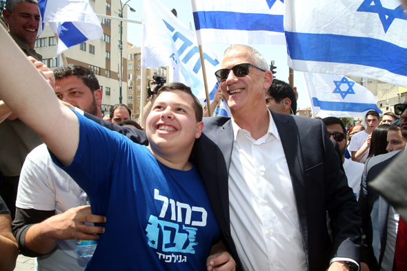 גנץ עם אחד מתומכיו במדרחוב ראשון לציון, היום גנץ עם אחד מתומכיו במדרחוב ראשון לציון, היום
