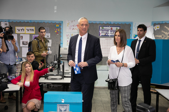 בני הזוג גנץ בקלפי הבוקר בראש העין בני הזוג גנץ בקלפי הבוקר בראש העין