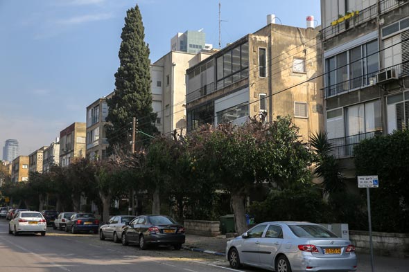 רחוב ארלוזורוב בתל אביב, שהקו הסגול יעבור בו. בעלי הנכסים התקוממו על הפקעת הגינות ומקומות החניה רחוב ארלוזורוב בתל אביב, שהקו הסגול יעבור בו. בעלי הנכסים התקוממו על הפקעת הגינות ומקומות החניה