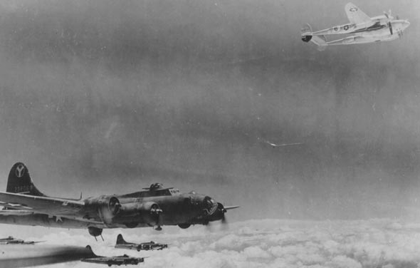 מבנה מפציצי B17 מלווה בידי מטוסי לייטנינג מעל לרומניה; שימו לב שה-P38 בפינת התמונה איבד מנוע מבנה מפציצי B17 מלווה בידי מטוסי לייטנינג מעל לרומניה; שימו לב שה-P38 בפינת התמונה איבד מנוע