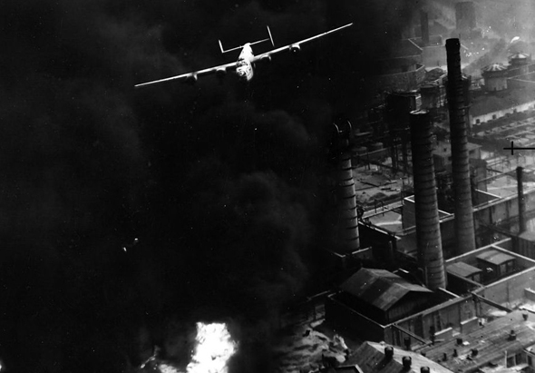 מטוס B24 ליברייטור במשימת הפצצה בגובה נמוך מטוס B24 ליברייטור במשימת הפצצה בגובה נמוך