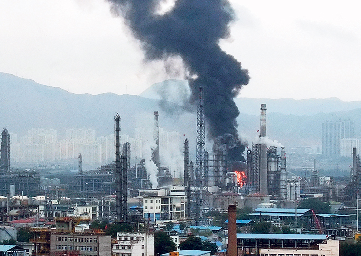 מפעלי פטרוצ'יינה בחבל גנזו, סין. 10 מיליארד טונות פחמן פולטת סין בשנה