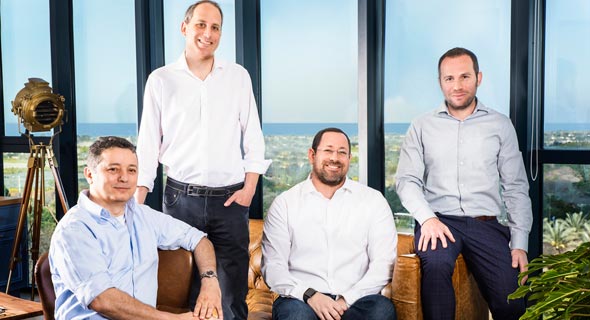 קרן אמון. מימין: ד"ר תומר ברקוביץ, ד"ר יאיר שינדל, טוד סון ואיציק דבש קרן אמון. מימין: ד"ר תומר ברקוביץ, ד"ר יאיר שינדל, טוד סון ואיציק דבש