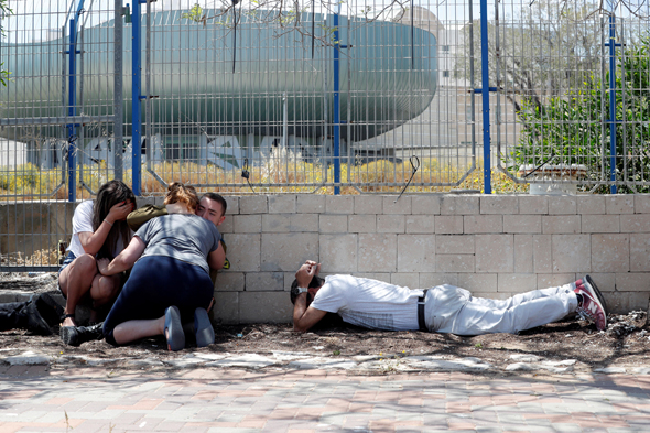 אזרחים מפוחדים מתגוננים מירי קאסמים אזרחים מפוחדים מתגוננים מירי קאסמים