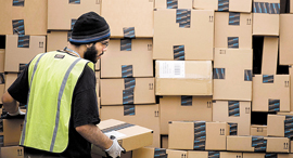 אמזון מחסן מחסנים חבילות, צילום: בלומברג