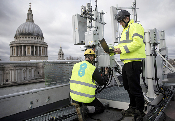 בדיקת תשתית תקשורת 5G של וואווי הסינית בלונדון, צילום: בלומברג