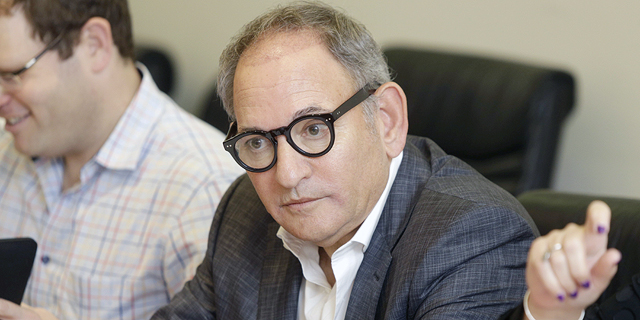 סרצ'לייט מתקרבת לבזק; תספורת של 52% לאינטרנט זהב