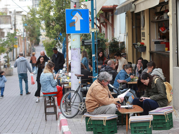 תיירים בכרם התימנים. יותר מ-7,000 דירות בעיר מושכרות ב-Airbnb תיירים בכרם התימנים. יותר מ-7,000 דירות בעיר מושכרות ב-Airbnb