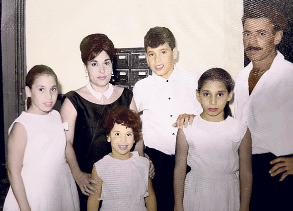 1966. משה ממרוד (במרכז) בבר המצווה, עם הוריו סמי ושמחה והאחיות דרורה (שנייה מימין) וציפי (בנות 11), ורונית (7), בבית המשפחה בבאר שבע 1966. משה ממרוד (במרכז) בבר המצווה, עם הוריו סמי ושמחה והאחיות דרורה (שנייה מימין) וציפי (בנות 11), ורונית (7), בבית המשפחה בבאר שבע