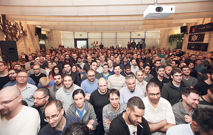עובדי מובילאיי מתבשרים על מכירת החברה ב־15 מיליארד דולר. עסקה שהולידה ברגע 100 מיליונרים ישראלים עם יותר מ־5 מיליון דולר עובדי מובילאיי מתבשרים על מכירת החברה ב־15 מיליארד דולר. עסקה שהולידה ברגע 100 מיליונרים ישראלים עם יותר מ־5 מיליון דולר