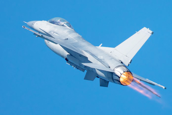 מטוס F16 אמריקאי מטפס במבער פתוח מטוס F16 אמריקאי מטפס במבער פתוח