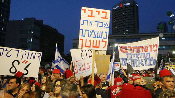 .זהות המפגינים במוצ"ש מפתיעה. אחרי 10 שנים רצופות של שלטון נתניהו, ניתן היה לצפות שעשירים יתמכו בראש הממשלה, ודווקא עניים ייצאו לרחובות. זה בדיוק מה שקרה באירופה ובארה"ב .זהות המפגינים במוצ"ש מפתיעה. אחרי 10 שנים רצופות של שלטון נתניהו, ניתן היה לצפות שעשירים יתמכו בראש הממשלה, ודווקא עניים ייצאו לרחובות. זה בדיוק מה שקרה באירופה ובארה"ב