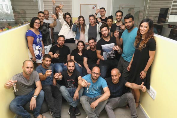 עובדי החברה (שלומית קוגלר יושבת, במרכז) עובדי החברה (שלומית קוגלר יושבת, במרכז)