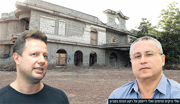 מימין שלי נרקיס ואלי רייפמן על רקע הנכס בסביון מימין שלי נרקיס ואלי רייפמן על רקע הנכס בסביון