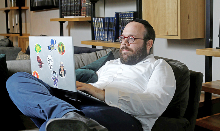 איש הפרסום יהודה אדלר בהאב של האחים. "זה רק לחרדים או שיכולים להיכנס גם חילונים?" איש הפרסום יהודה אדלר בהאב של האחים. "זה רק לחרדים או שיכולים להיכנס גם חילונים?"