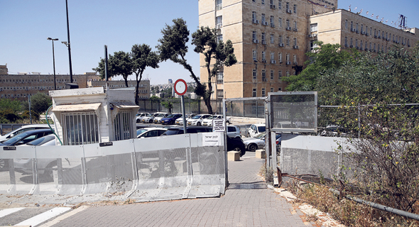 הכניסה למשרד ראש הממשלה. "אנטי־עירוניות" הכניסה למשרד ראש הממשלה. "אנטי־עירוניות"