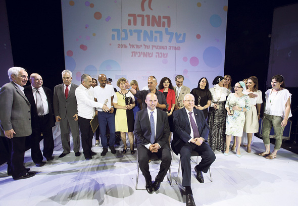 מימין: נשיא המדינה ראובן רבלין ונפתלי בנט שר החינוך, בטקס פרס המורה של המדינה. אין מי שיחתום על הסכמים מימין: נשיא המדינה ראובן רבלין ונפתלי בנט שר החינוך, בטקס פרס המורה של המדינה. אין מי שיחתום על הסכמים