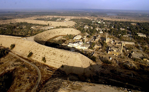 מתחם אוסיראק בעיראק. שימו לב לסוללות העצומות שמפרידות בין המכלולים והכורים מתחם אוסיראק בעיראק. שימו לב לסוללות העצומות שמפרידות בין המכלולים והכורים