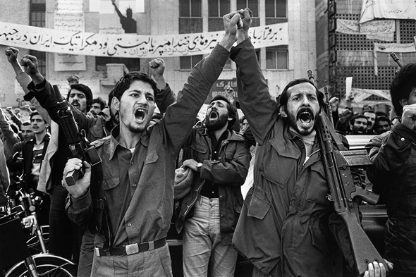 אזרחים איראניים חוגגים את מהפכת 1979. שימו לב לרובה העוזי של הבחור משמאל אזרחים איראניים חוגגים את מהפכת 1979. שימו לב לרובה העוזי של הבחור משמאל