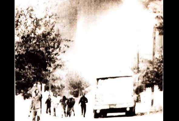 תמונה שצילמו אזרחים צרפתים ששהו בסמוך לכור ברגעי התקיפה תמונה שצילמו אזרחים צרפתים ששהו בסמוך לכור ברגעי התקיפה