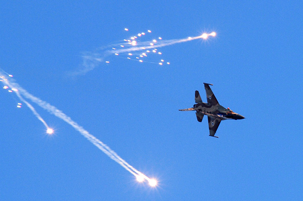 מטוס F16 ישראלי משחרר נורי הטעיה מטוס F16 ישראלי משחרר נורי הטעיה