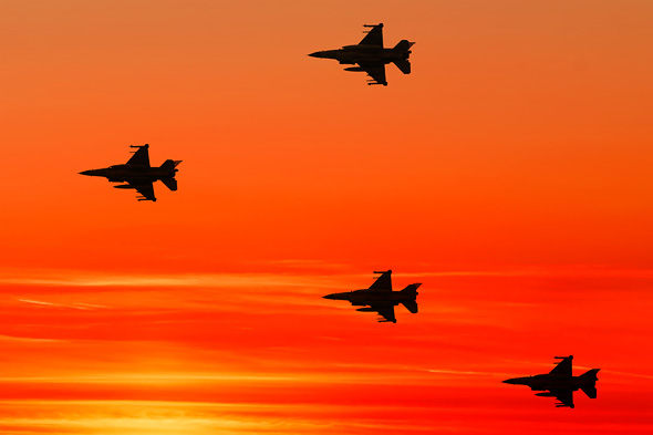 מבנה F16 בטיסה בשעת שקיעה מבנה F16 בטיסה בשעת שקיעה