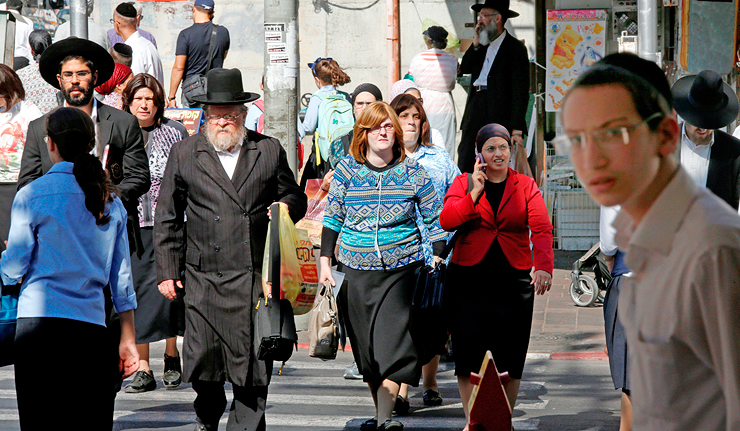בני ברק. "הקהילה בארץ אידיאליסטית הרבה יותר. הם מוכנים להסתפק במועט כי הם חשים שיש לזה ערך" (המצולמים לא קשורים לכתבה) בני ברק. "הקהילה בארץ אידיאליסטית הרבה יותר. הם מוכנים להסתפק במועט כי הם חשים שיש לזה ערך" (המצולמים לא קשורים לכתבה)