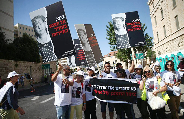 תושבי אילת מפגינים למנוע את סגירת שדה התעופה דב תושבי אילת מפגינים למנוע את סגירת שדה התעופה דב