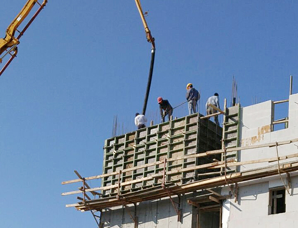 יציקת בטון באתר בנייה. ישנם הרבה מקרים לא מדווחים של "כמעט ונפגע" יציקת בטון באתר בנייה. ישנם הרבה מקרים לא מדווחים של "כמעט ונפגע"