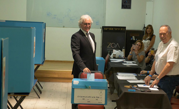 ציון אמיר מצביע בבחירות לראשות לשכת עורכי הדין ציון אמיר מצביע בבחירות לראשות לשכת עורכי הדין