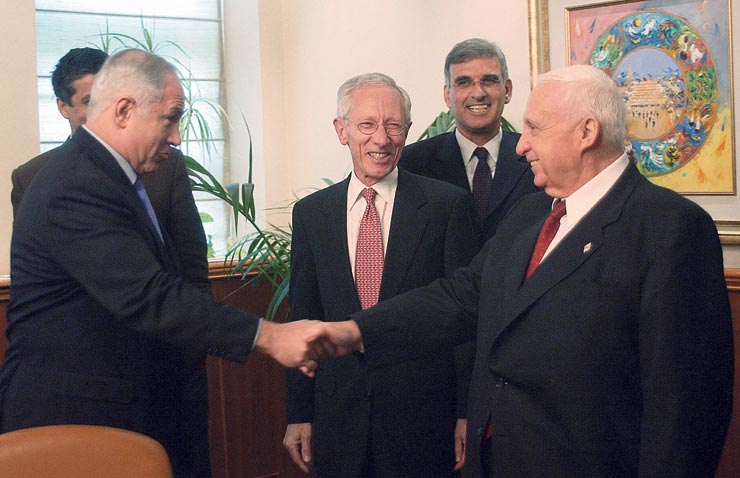 עם שרון (מימין), פישר ונתניהו, במינוי פישר לנגיד, 2005. "כשפישר הגיע לישיבות ממשלה פתאום היו שם שקט ודממה. לא ראית אנשים כאלה מנומסים בחיים" עם שרון (מימין), פישר ונתניהו, במינוי פישר לנגיד, 2005. "כשפישר הגיע לישיבות ממשלה פתאום היו שם שקט ודממה. לא ראית אנשים כאלה מנומסים בחיים"
