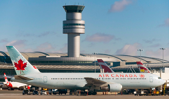 מטוס של אייר קנדה בטורונטו