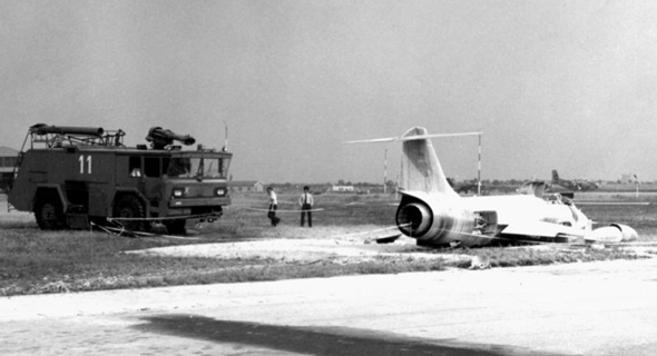 מטוס F104 ששרד נחיתת חירום, מכוסה קצף לכיבוי שריפות מטוס F104 ששרד נחיתת חירום, מכוסה קצף לכיבוי שריפות