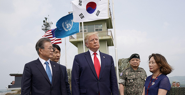 נשיא ארה"ב דונלד טראמפ עם נשיא דרום קוריאה מון ג'יאה-אין באזור המפורז, צילום: רויטרס
