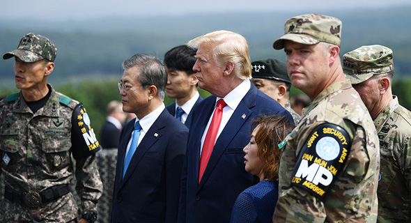 נשיא ארה"ב דונלד טראמפ עם נשיא דרום קוריאה מון ג'יאה-אין וחיילים באזור המפורז, צילום: איי אף פי